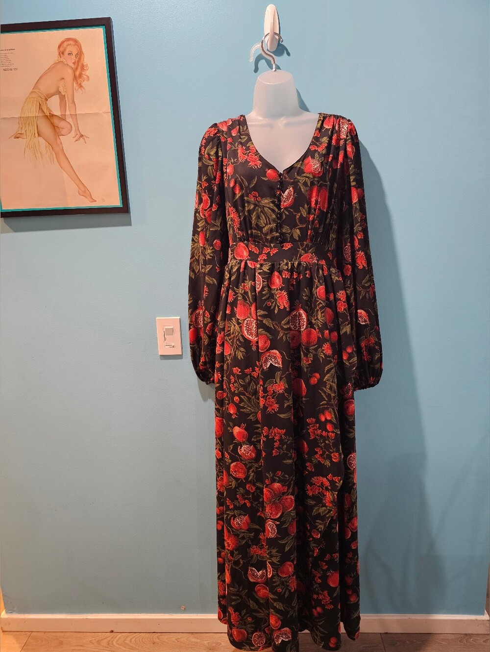 LA FEMME EN NOIR Women's Black Floral Maxi Dress with Pomegranate Print